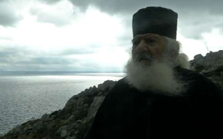 Ο «σημαιοφόρος» μοναχός της Καλύμνου που ζει από κοντά την τουρκική προκλητικότητα (βίντεο)